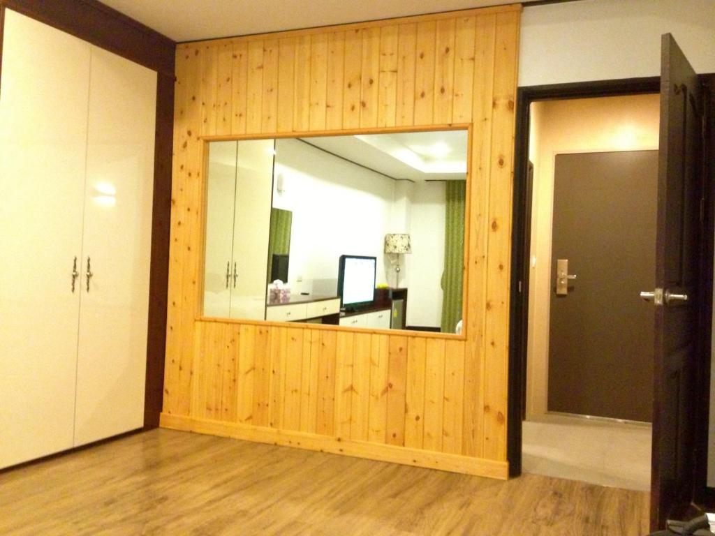Hotel Kan Kanchanaburi City Rum bild