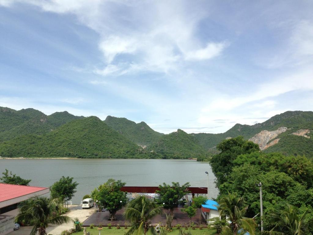 Hotel Kan Kanchanaburi City Rum bild