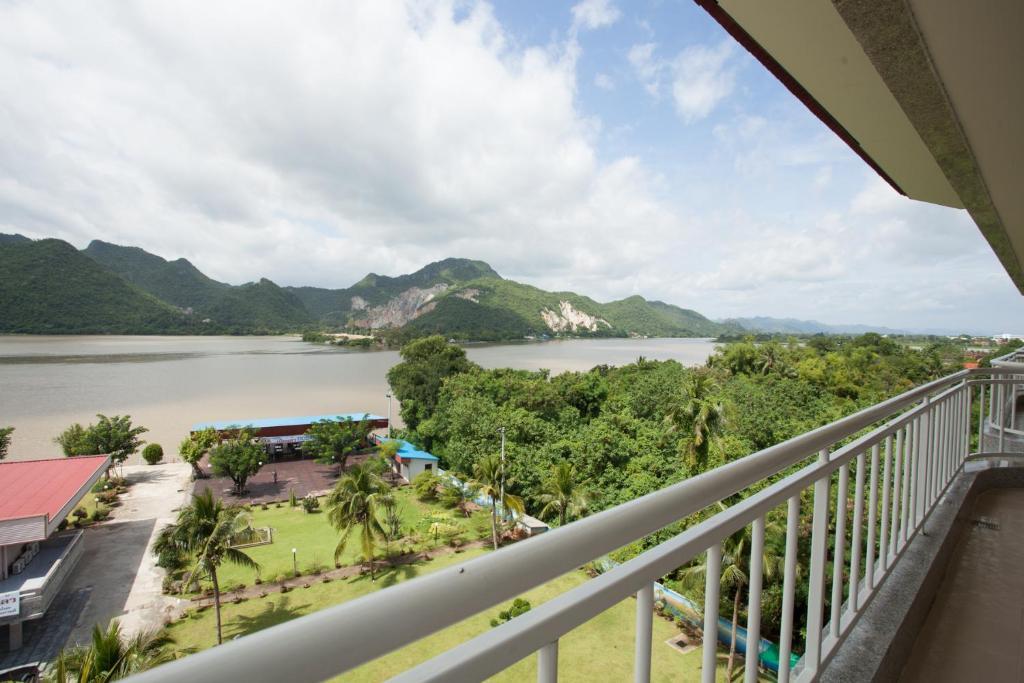 Hotel Kan Kanchanaburi City Rum bild